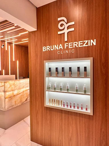 Entrada da clínica com o logo Bruna Ferezin Clinic e a recepção ao fundo